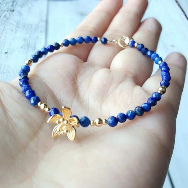 Bracelet "Bleu Sacré" en Lapis Lazuli & Fleur Dorée – Image 4