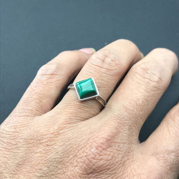 Bague Ajustable "Éclat Verdoyant" en Malachite - Forme Carré – Image 2