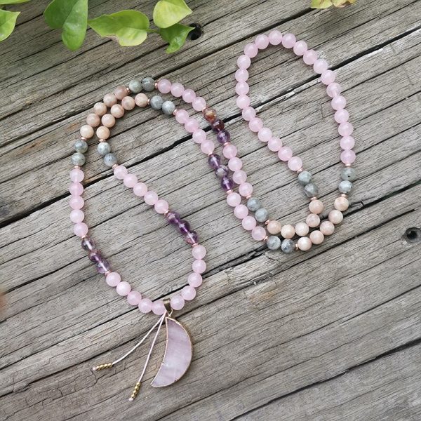 Collier Mala "Lune Rose" en Super 7, Pierre de Soleil, Quartz Rose & Labradorite