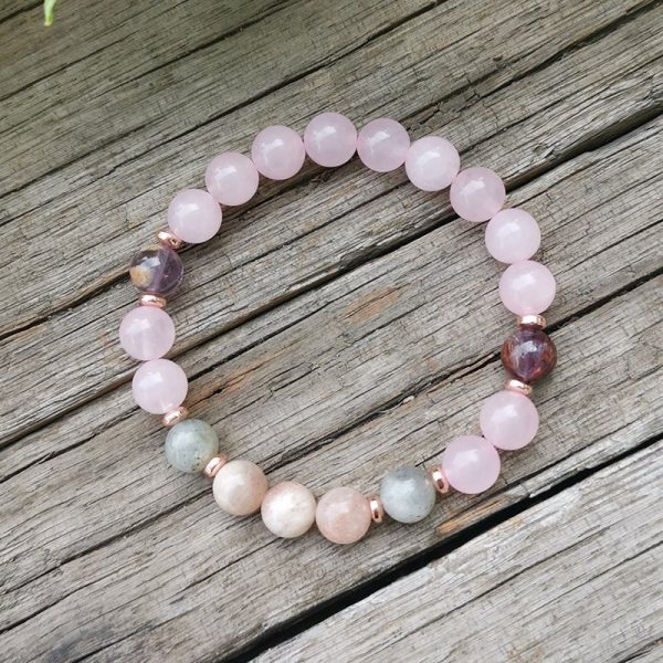 Collier Mala "Lune Rose" en Super 7, Pierre de Soleil, Quartz Rose & Labradorite – Image 4