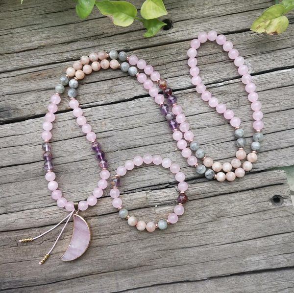 Collier Mala "Lune Rose" en Super 7, Pierre de Soleil, Quartz Rose & Labradorite – Image 5