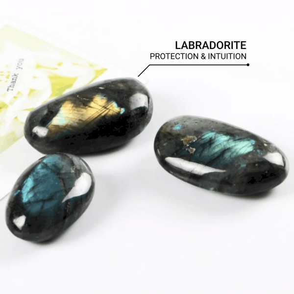 Galet en Labradorite de Madagascar - Protection – Image 2