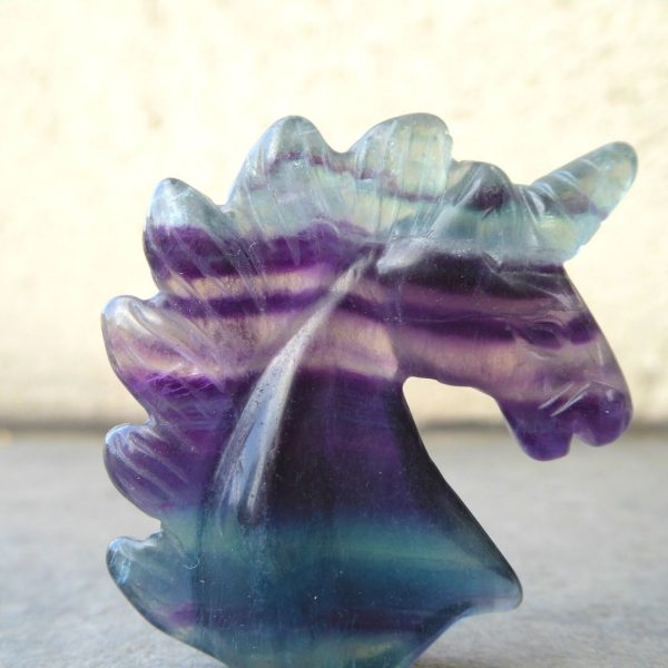 Licorne Sculptée en Fluorite Arc en Ciel – Image 2