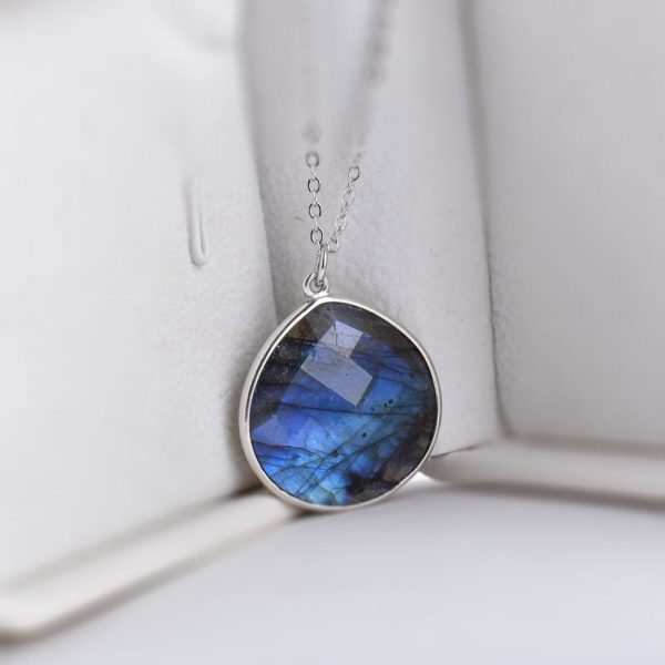 Pendentif Protection Élégant en Labradorite – Image 5